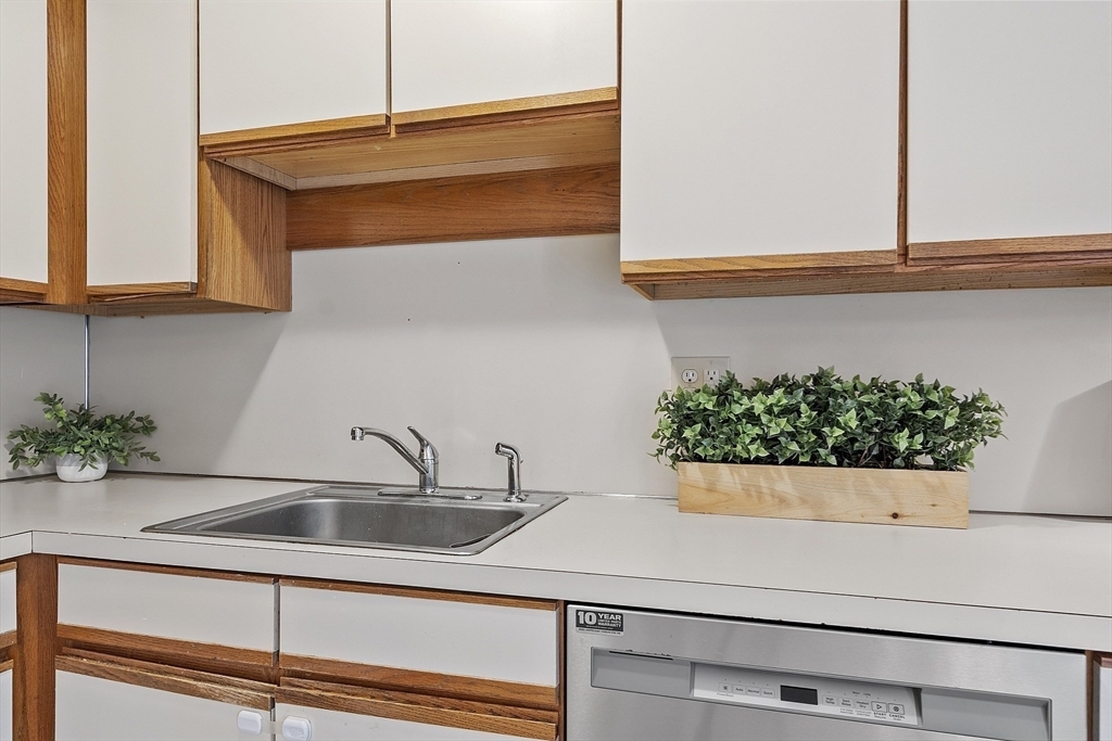 Property Photo: 105 Tennis Plaza Rd 14 MA 01826