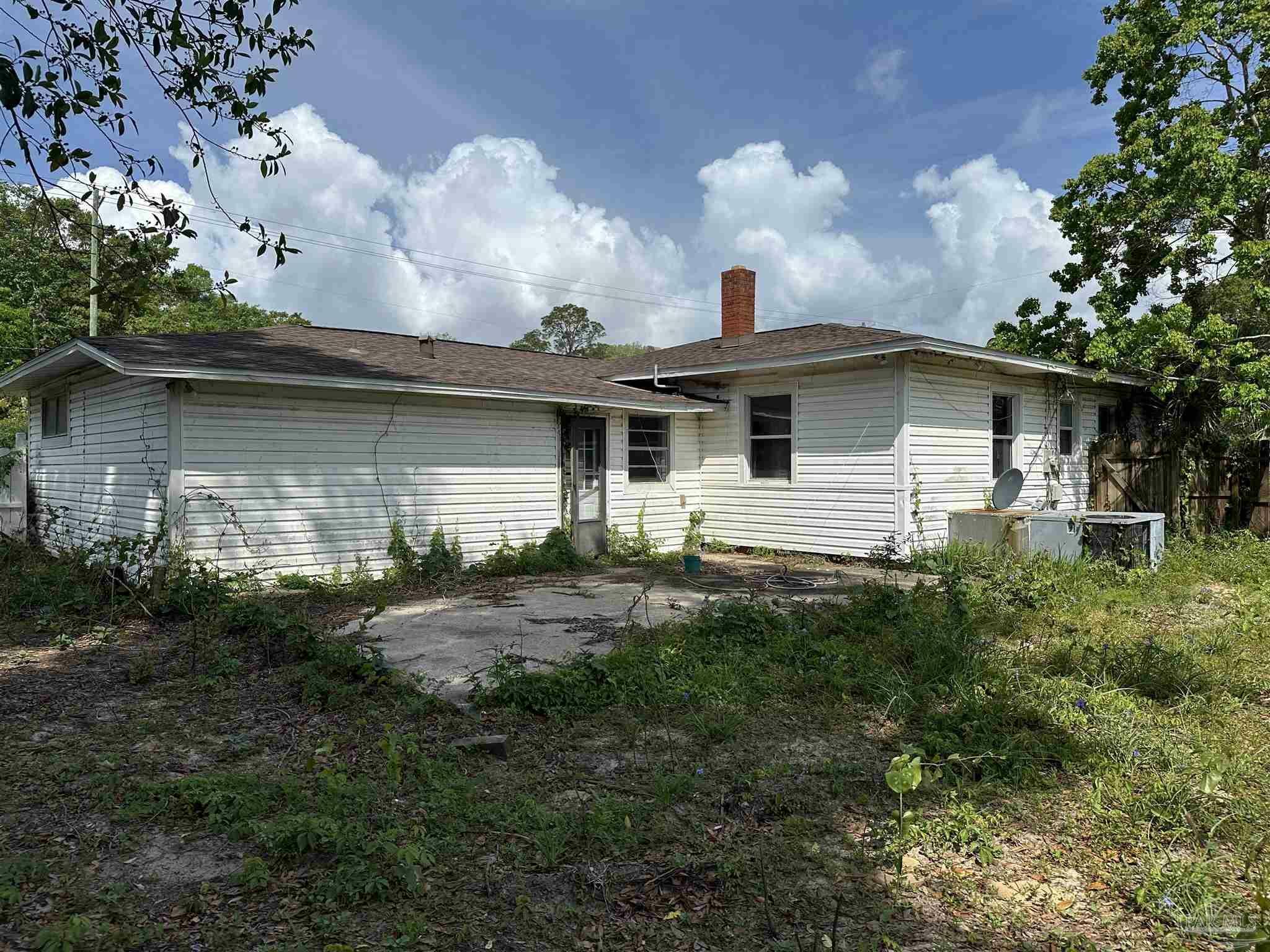 Property Photo: 901 E Texar Dr FL 32503