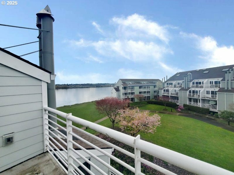 Property Photo: 277 N Hayden Bay Dr OR 97217
