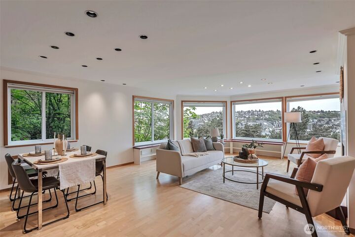 Property Photo:  1028  Lakeview Boulevard E 6  WA 98102 