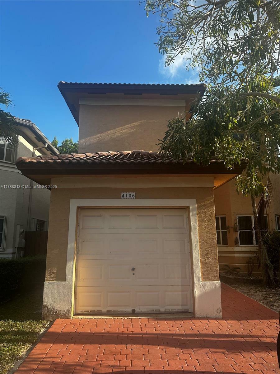 Property Photo: 4106 NE 25th Ct 4106 FL 33033