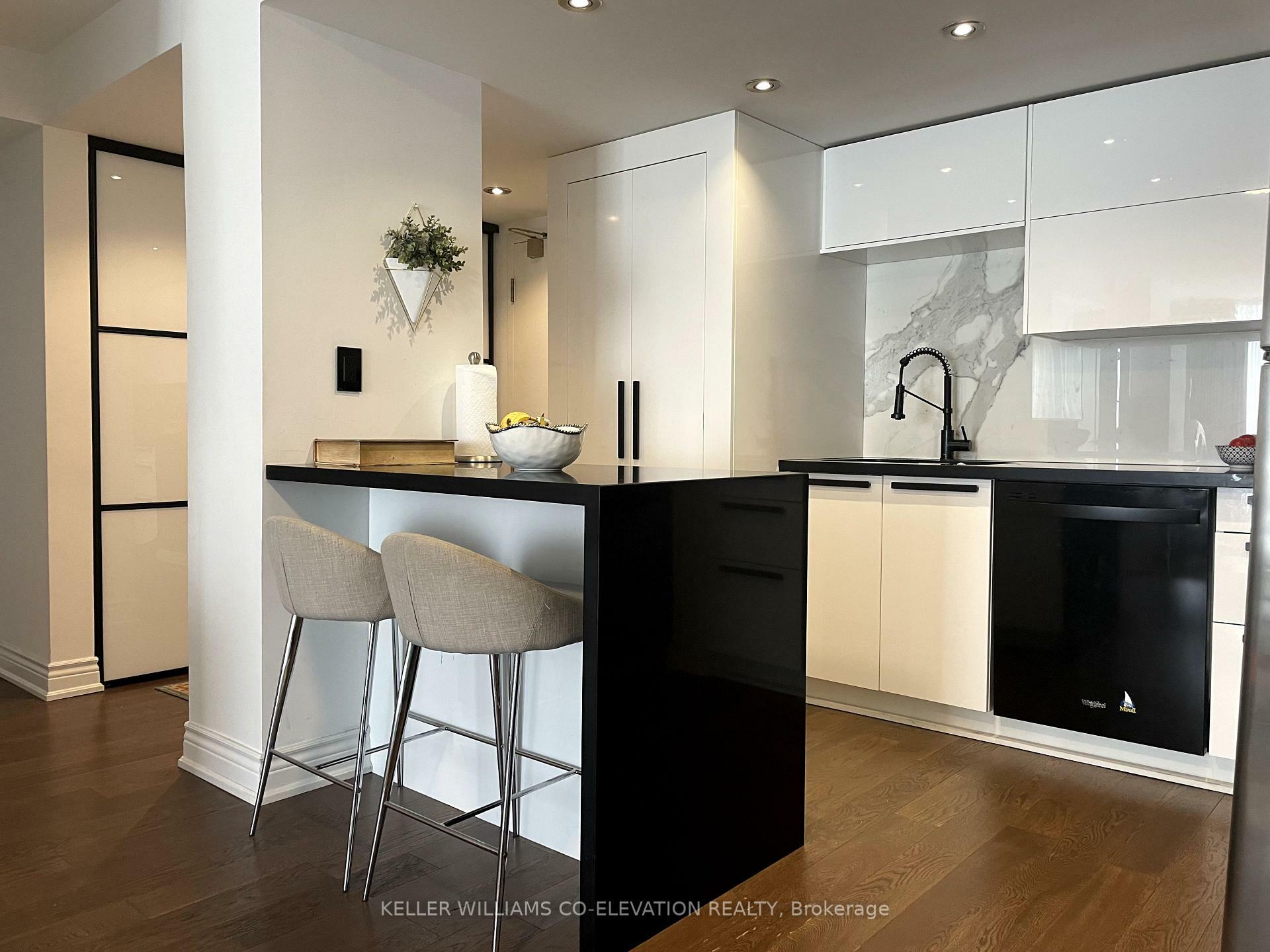 Property Photo: 2091 Hurontario Street 707 ON L5A 4E6