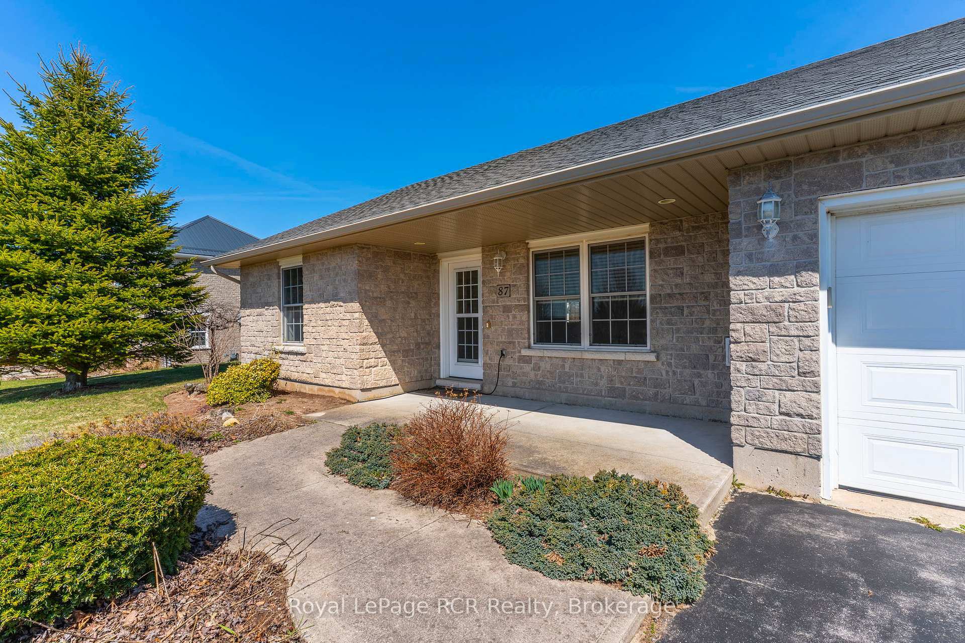 Property Photo: 87 Heather Lynn Boulevard ON N0H 2N0