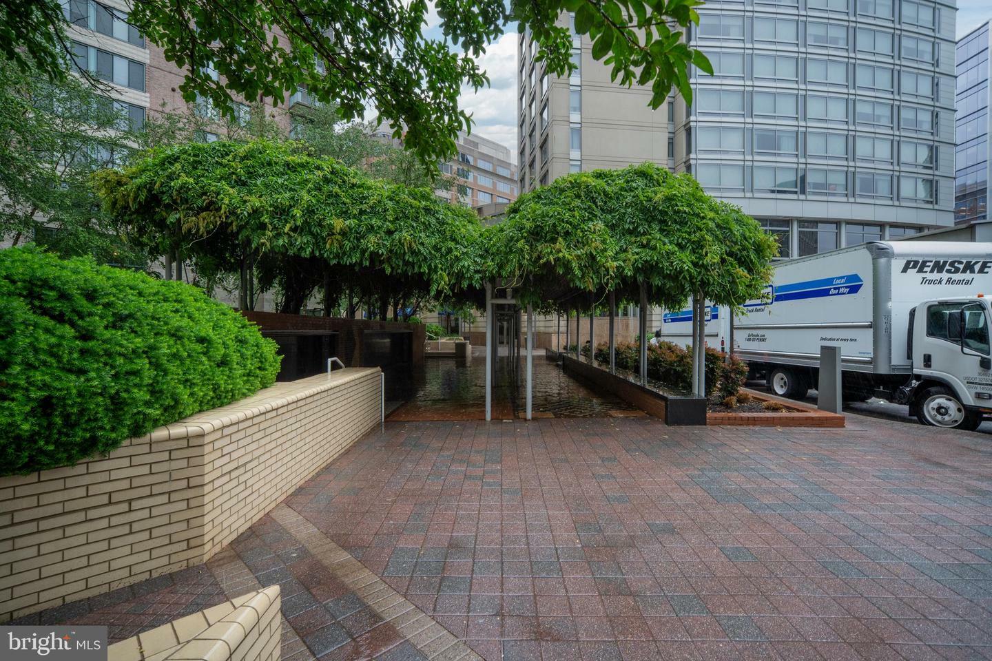 Property Photo: 851 N Glebe Road 1407 VA 22203