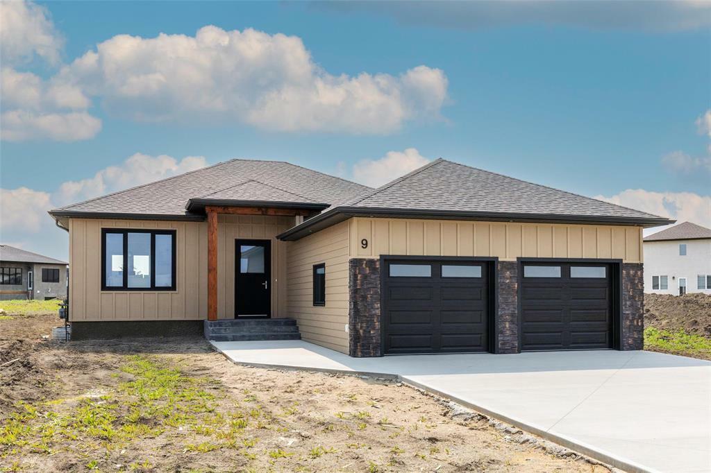 Property Photo: 9 Woodland Drive MB R5G 2Z1
