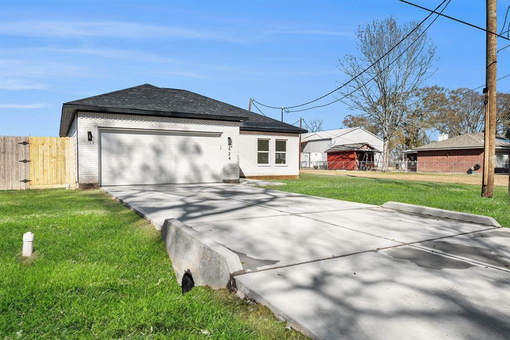 Property Photo: 624 Pinewood TX 77385