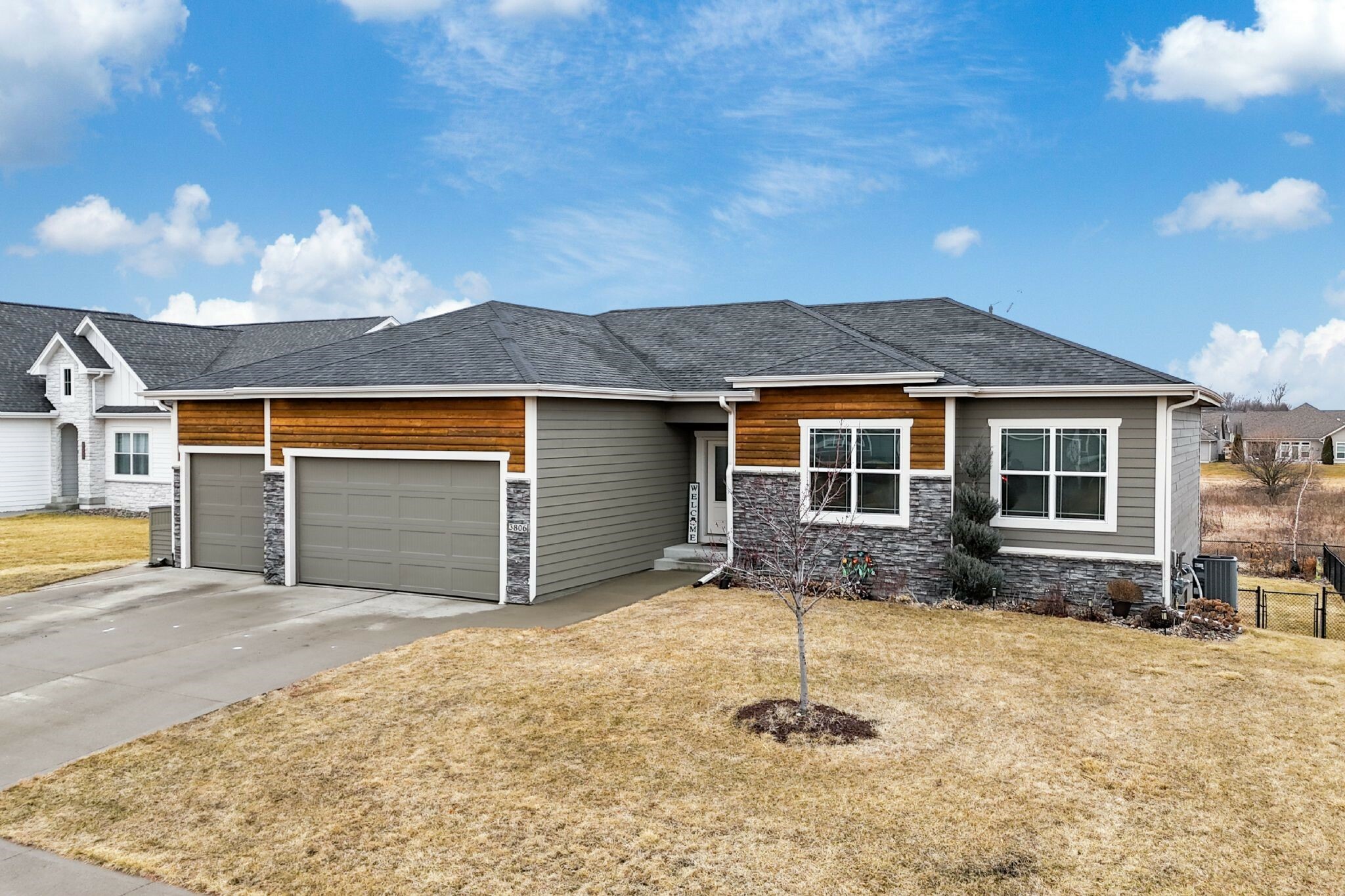 Property Photo: 3806 NW Applewood Court IA 50023