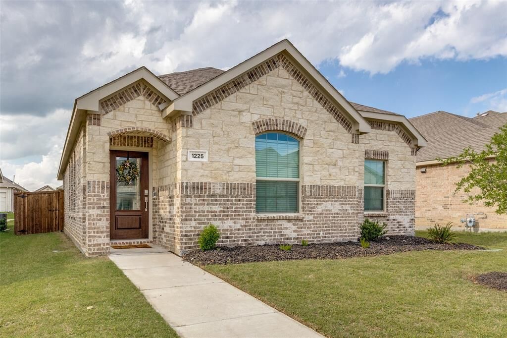 Property Photo:  1225 Western Yarrow Avenue  TX 76247 