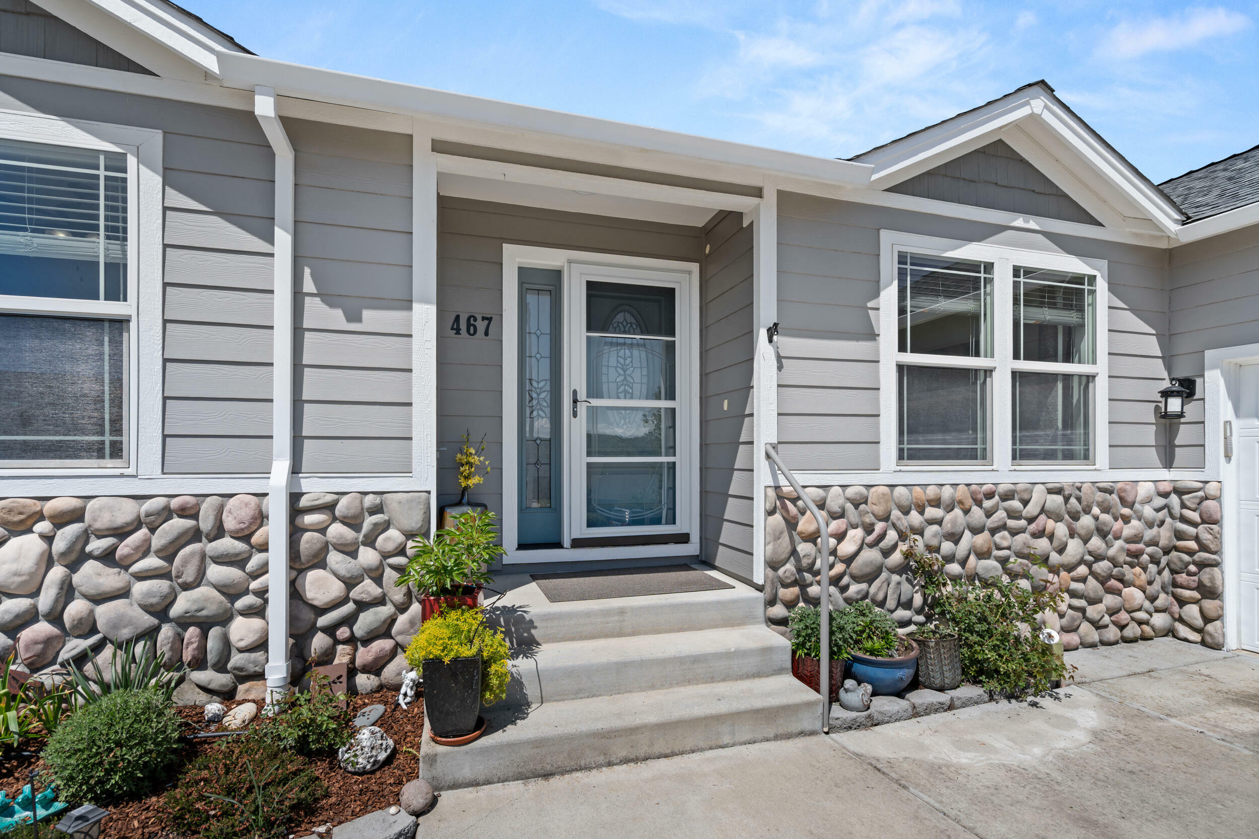 Property Photo: 467 N Deanjou Avenue OR 97524