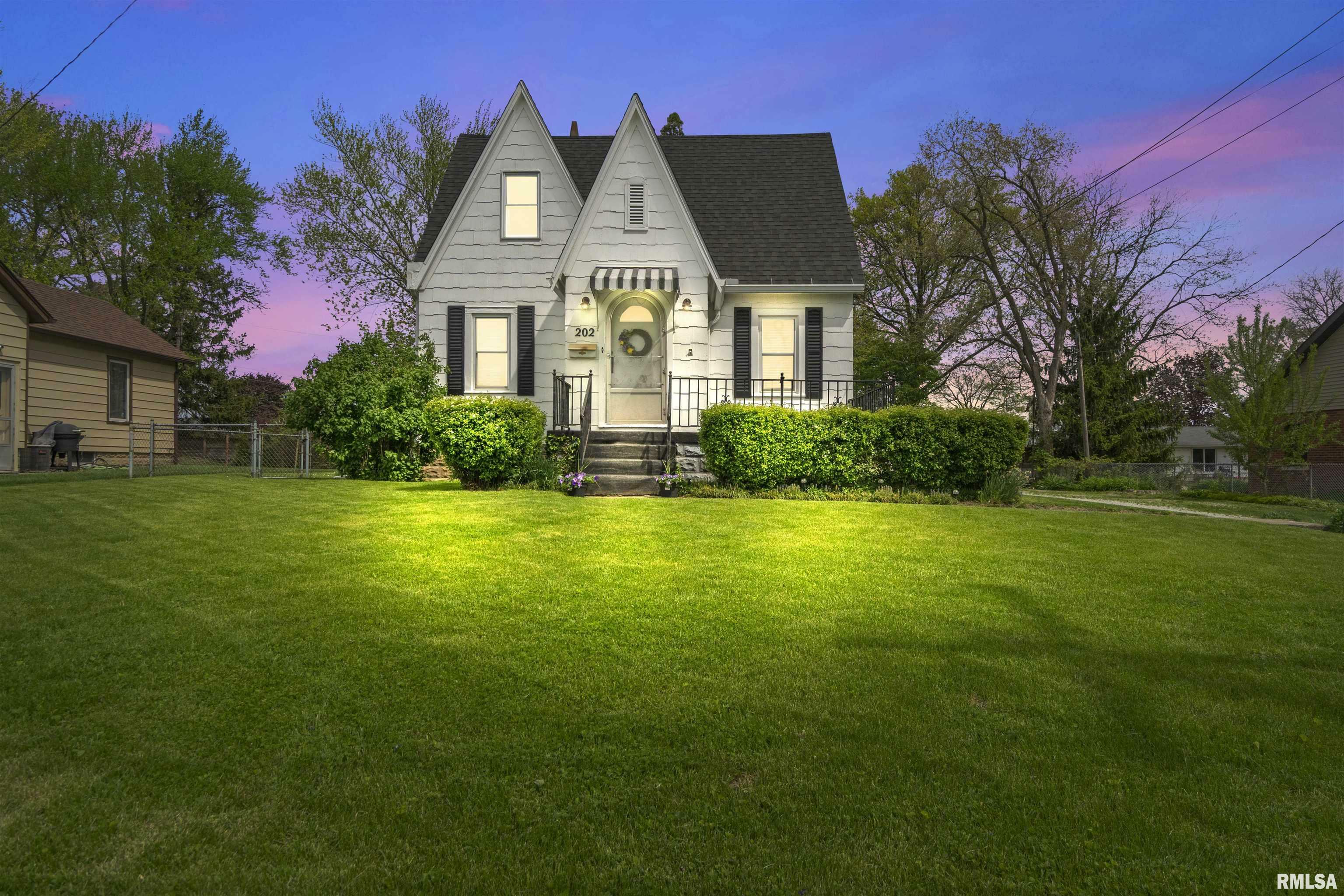 Property Photo: 202 W Robinson Street IL 61742