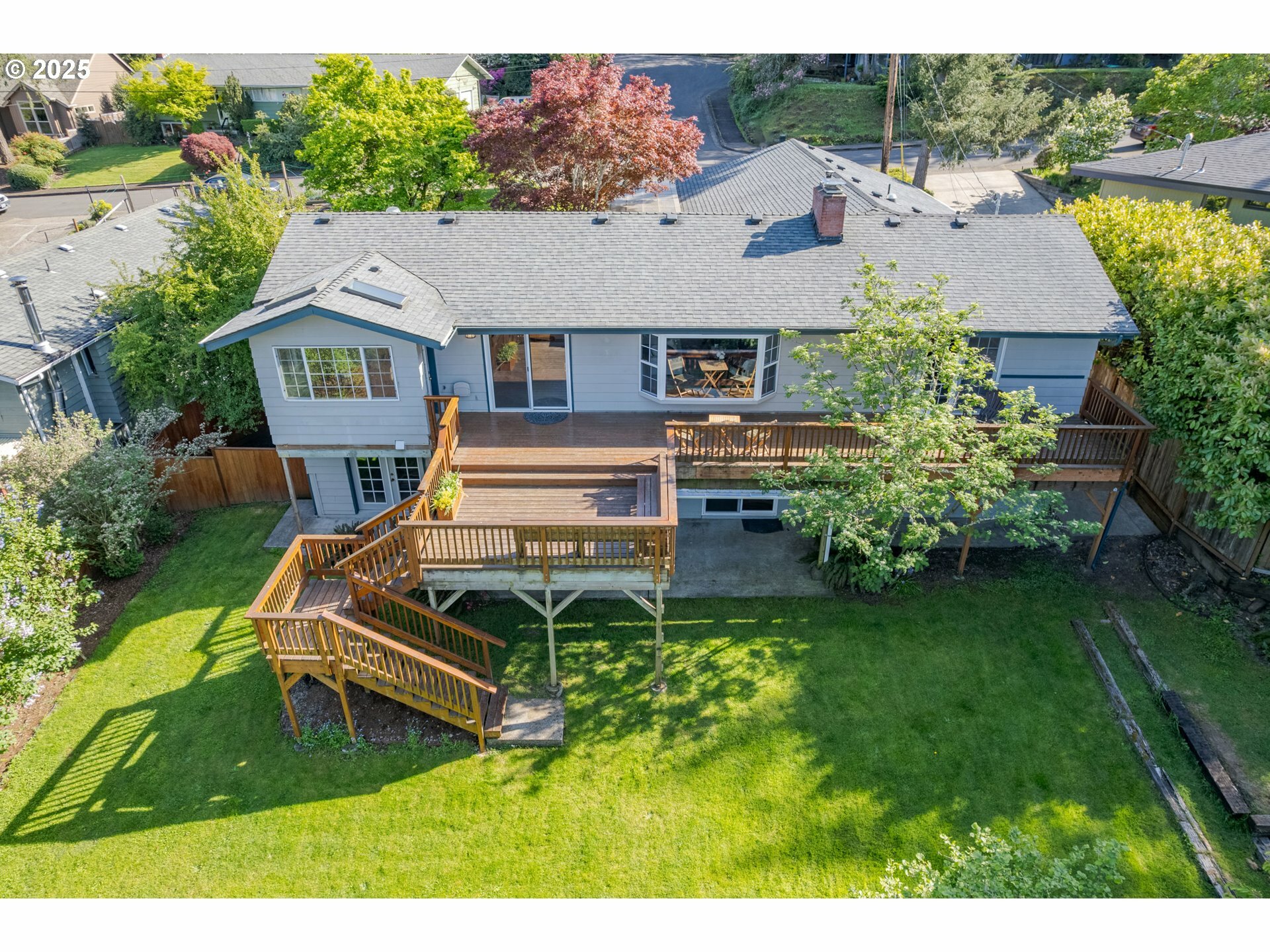 Property Photo: 637 E 39th Pl OR 97405