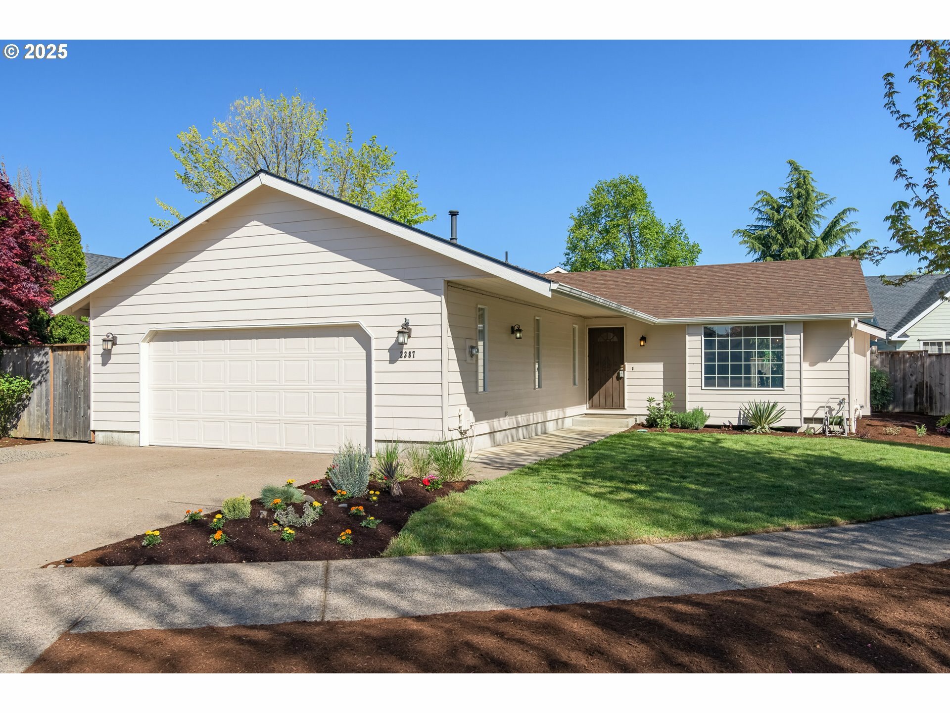 Property Photo: 2387 Dale Ave OR 97408