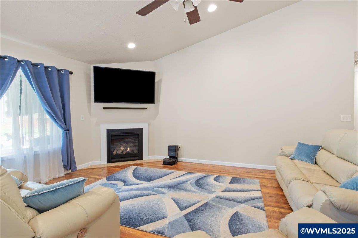 Property Photo: 211 SW Broadway St OR 97360