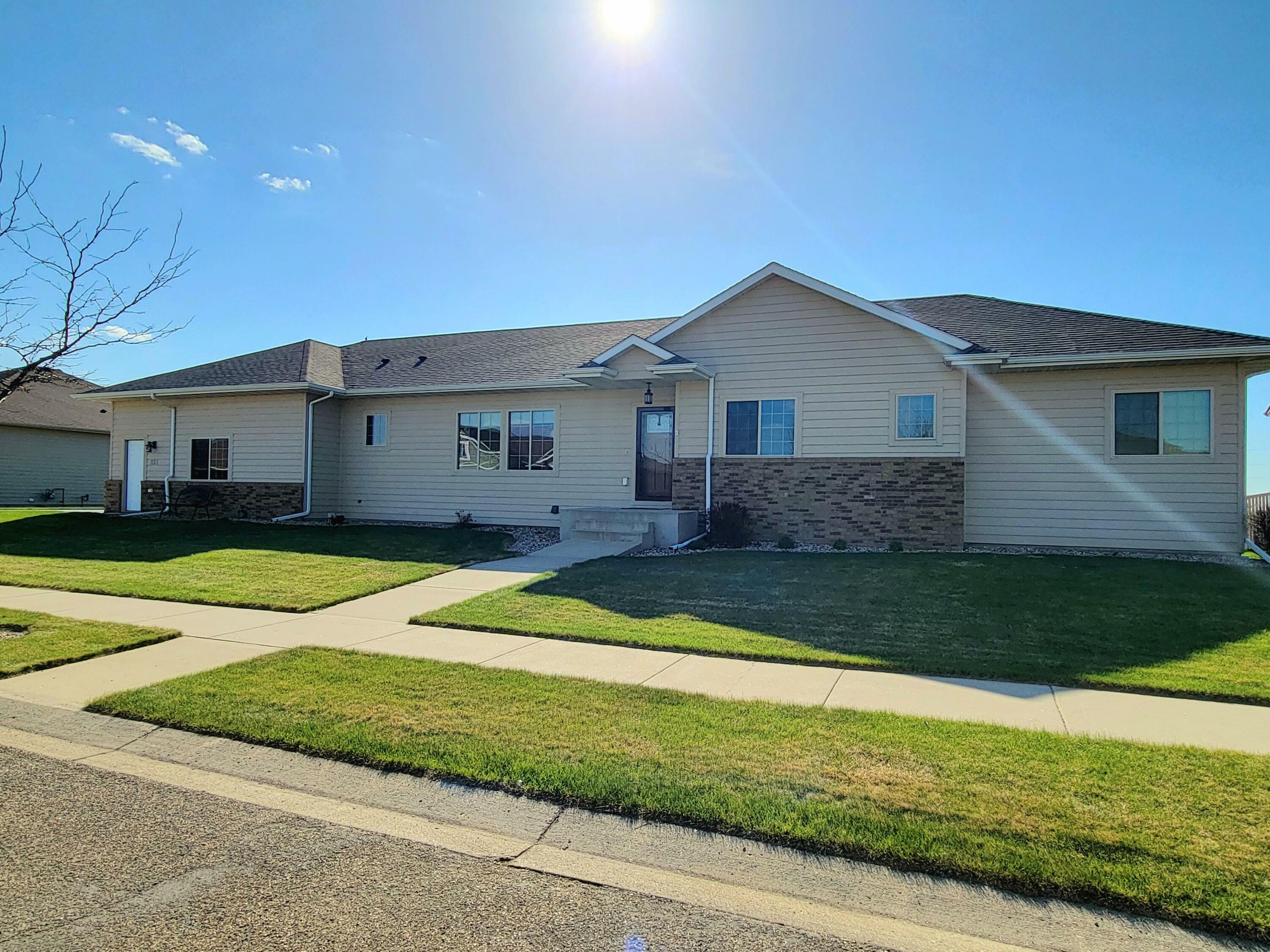 Property Photo: 521 W Palmer Cir SD 57401