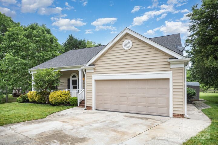 Property Photo: 7106 Kinsmore Lane NC 28269