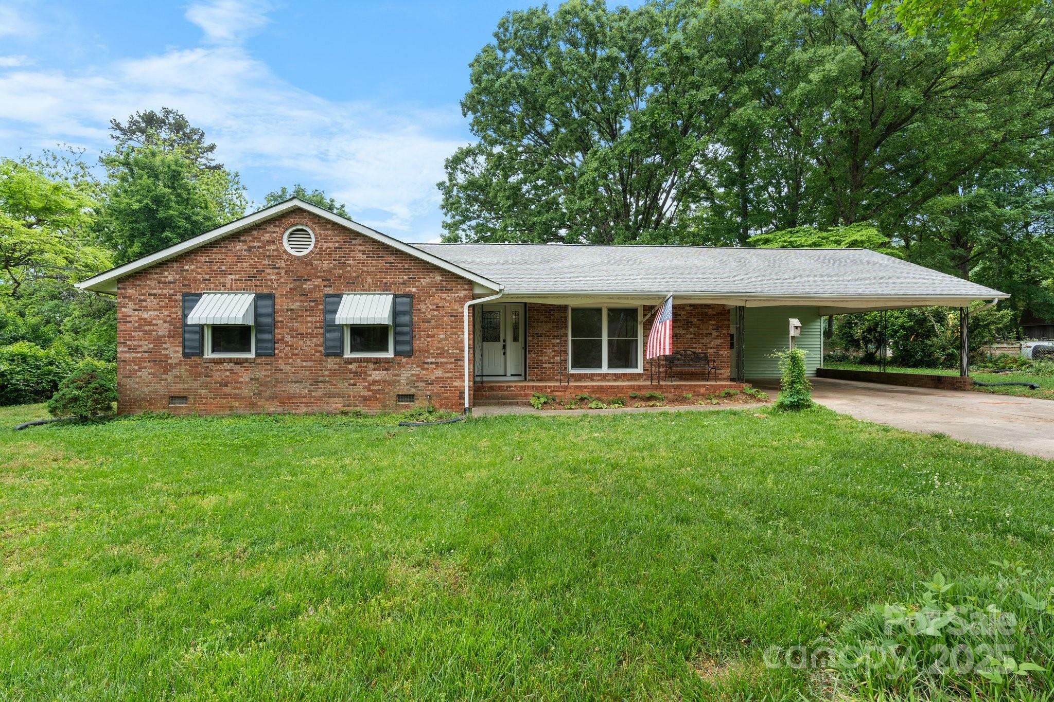 Property Photo: 8903 Larchmont Circle NC 28214