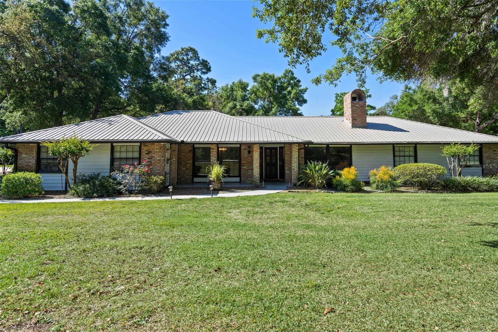 Property Photo: 203 E Greentree Lane FL 32746