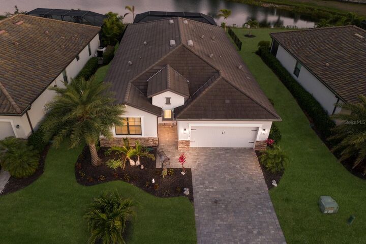 Property Photo: 17418 Blue Ridge Place FL 34211