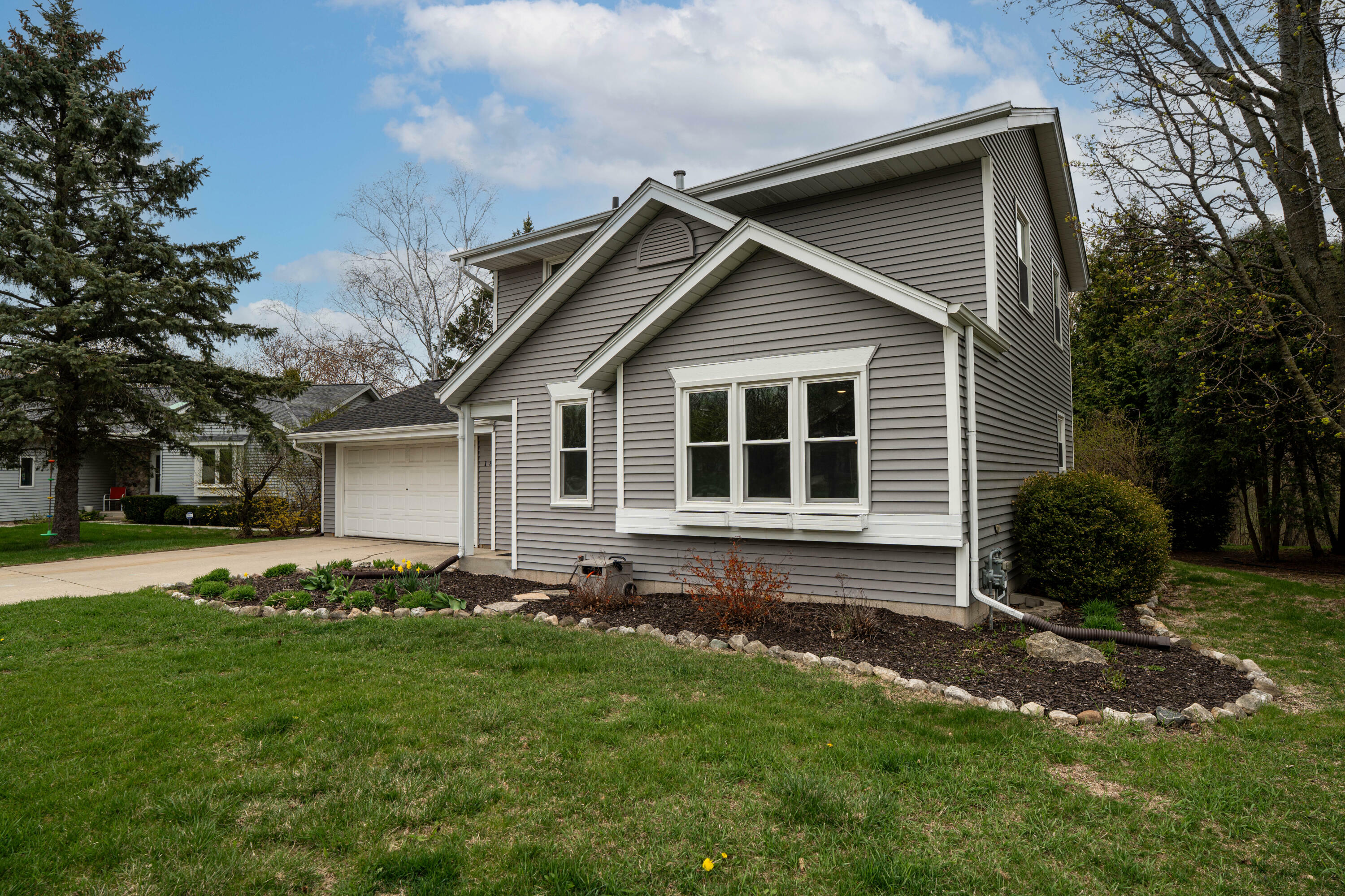 1820 Blackhawk Dr  Grafton WI 53024 photo