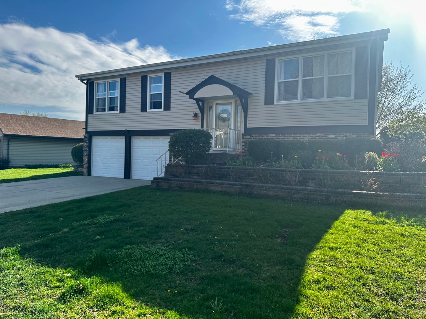 Property Photo: 305 Sutherland Lane IL 60108