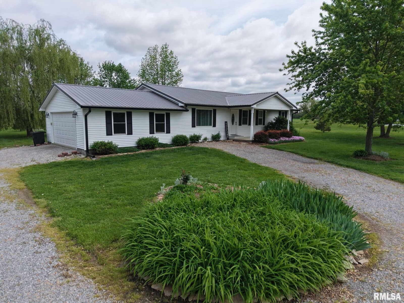 Property Photo: 14940 East Street IL 62897