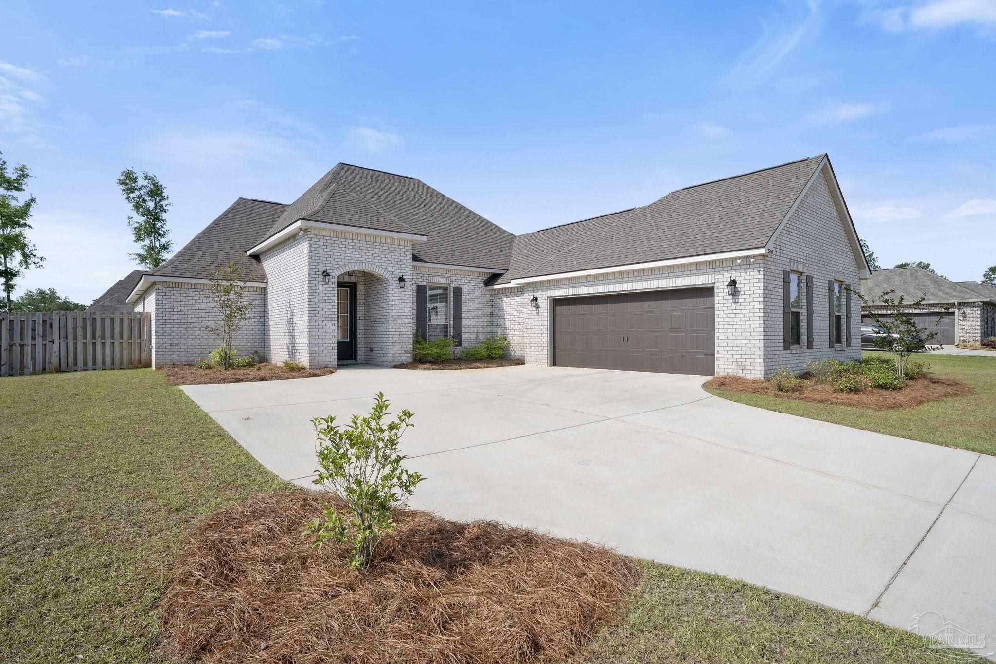 Property Photo: 2905 Trestle Way FL 32533
