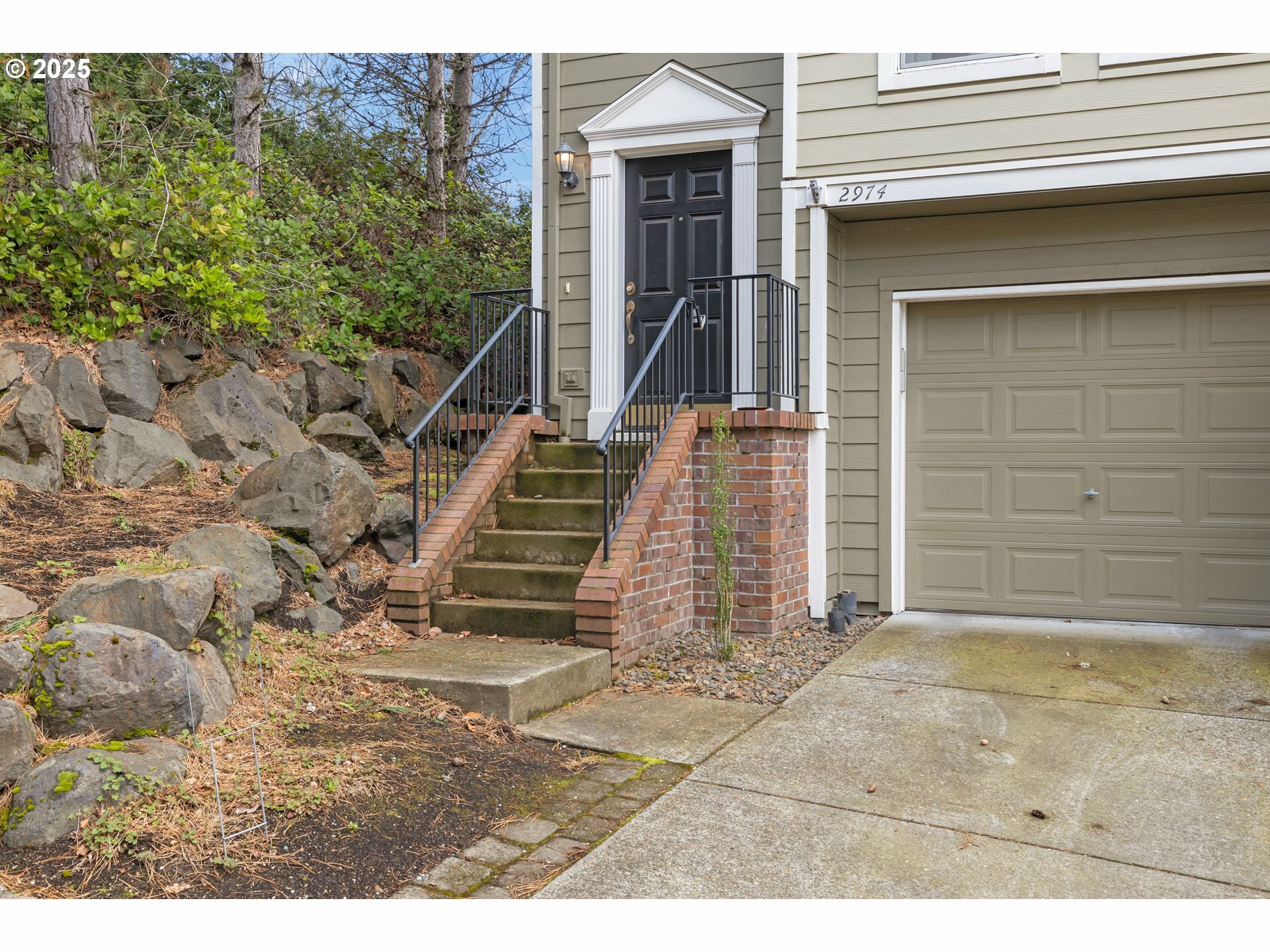 Property Photo: 2974 NW Kennedy Ct 1 OR 97229