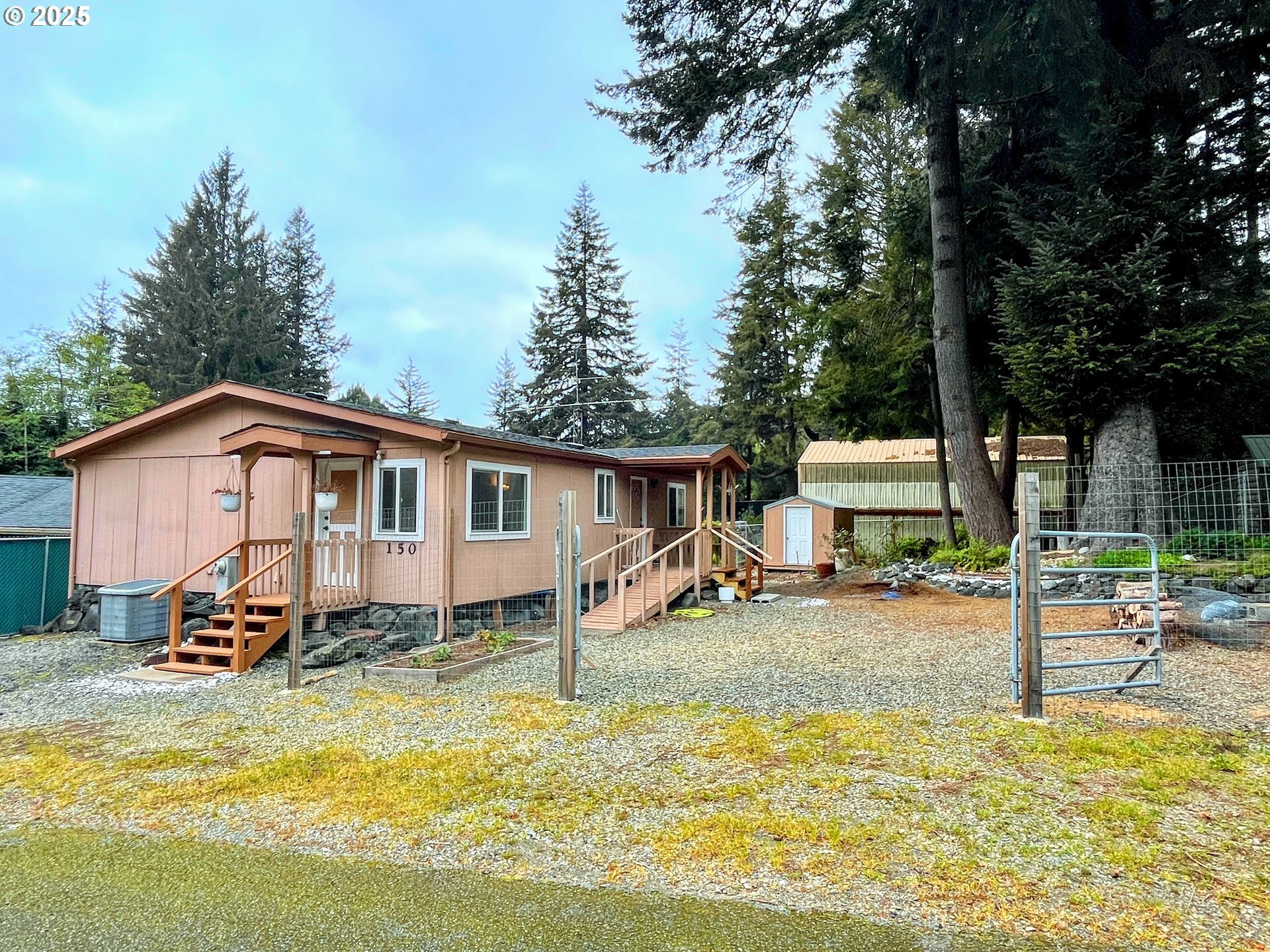 Property Photo: 150 Woodglen St OR 97465