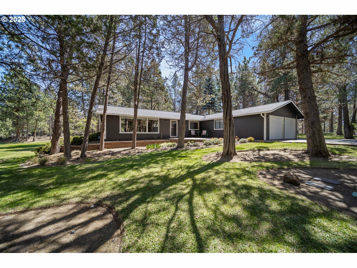 Property Photo: 61292 Robin Hood Ln OR 97702