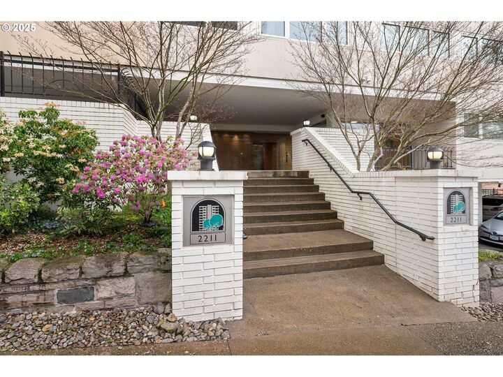 Property Photo: 2211 SW Park Pl 803 OR 97205