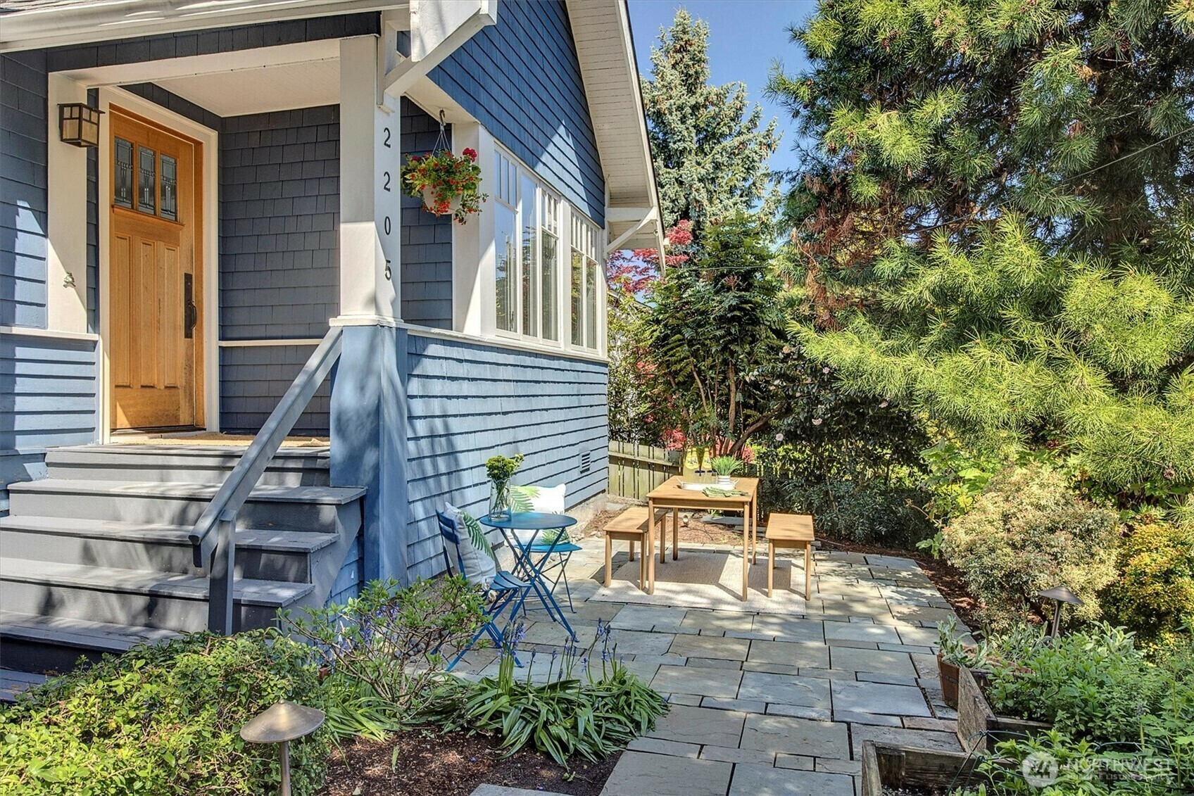 Property Photo: 2205 12th Avenue E WA 98102