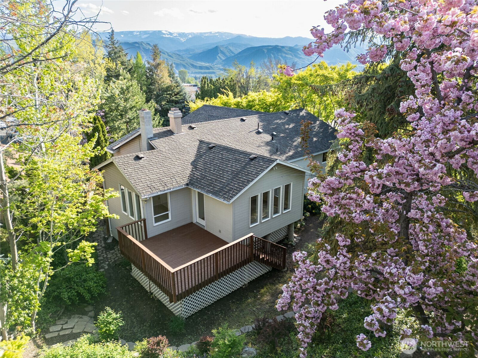 Property Photo: 1425 Easthills Terrace WA 98802