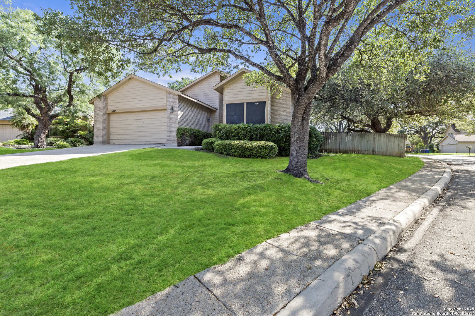 Property Photo: 2915 Hunters Stream TX 78230
