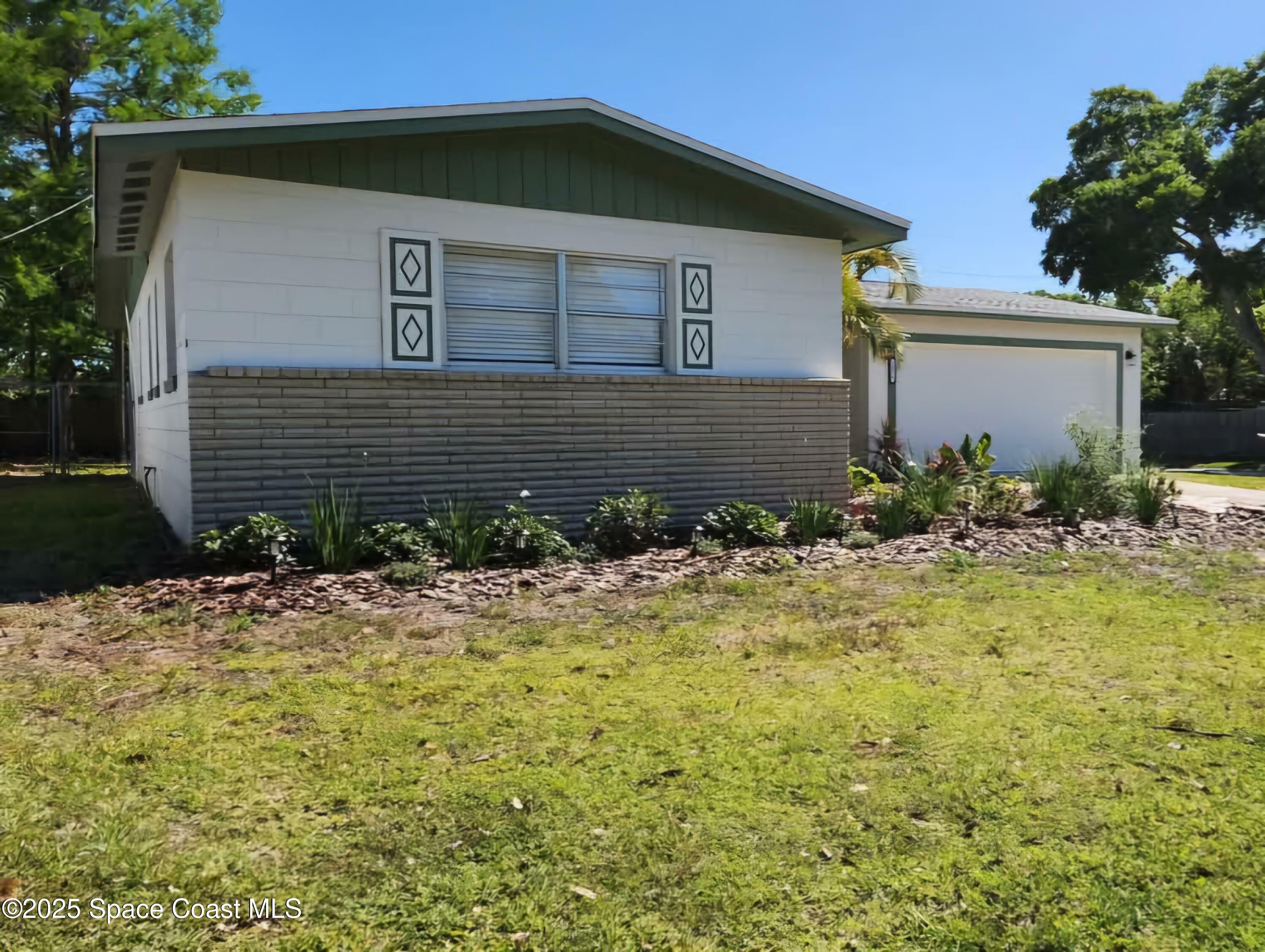 Property Photo: 2975 Hobbs Place FL 32796