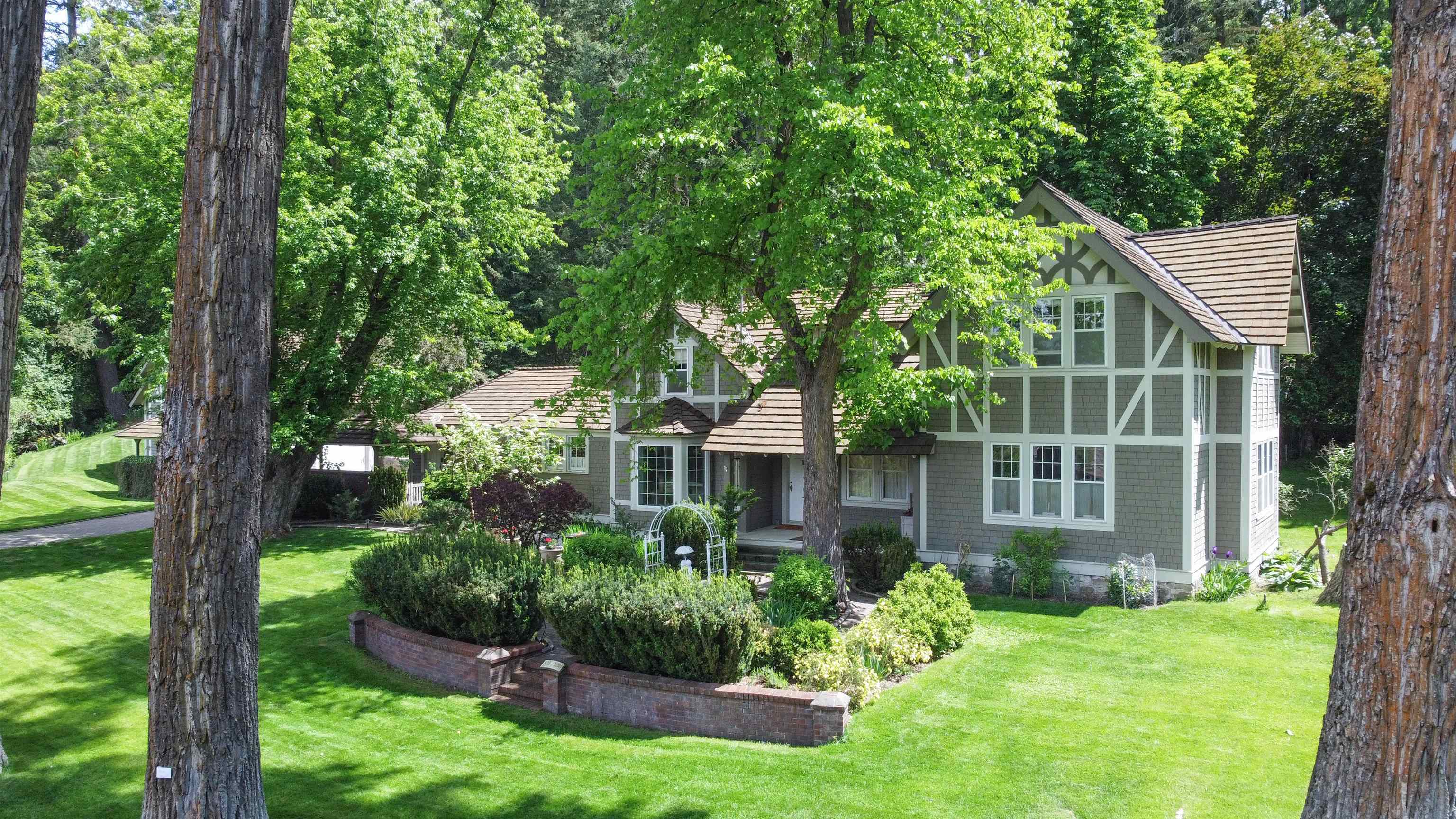 Property Photo: 12720 N Vistawood Ct WA 99218