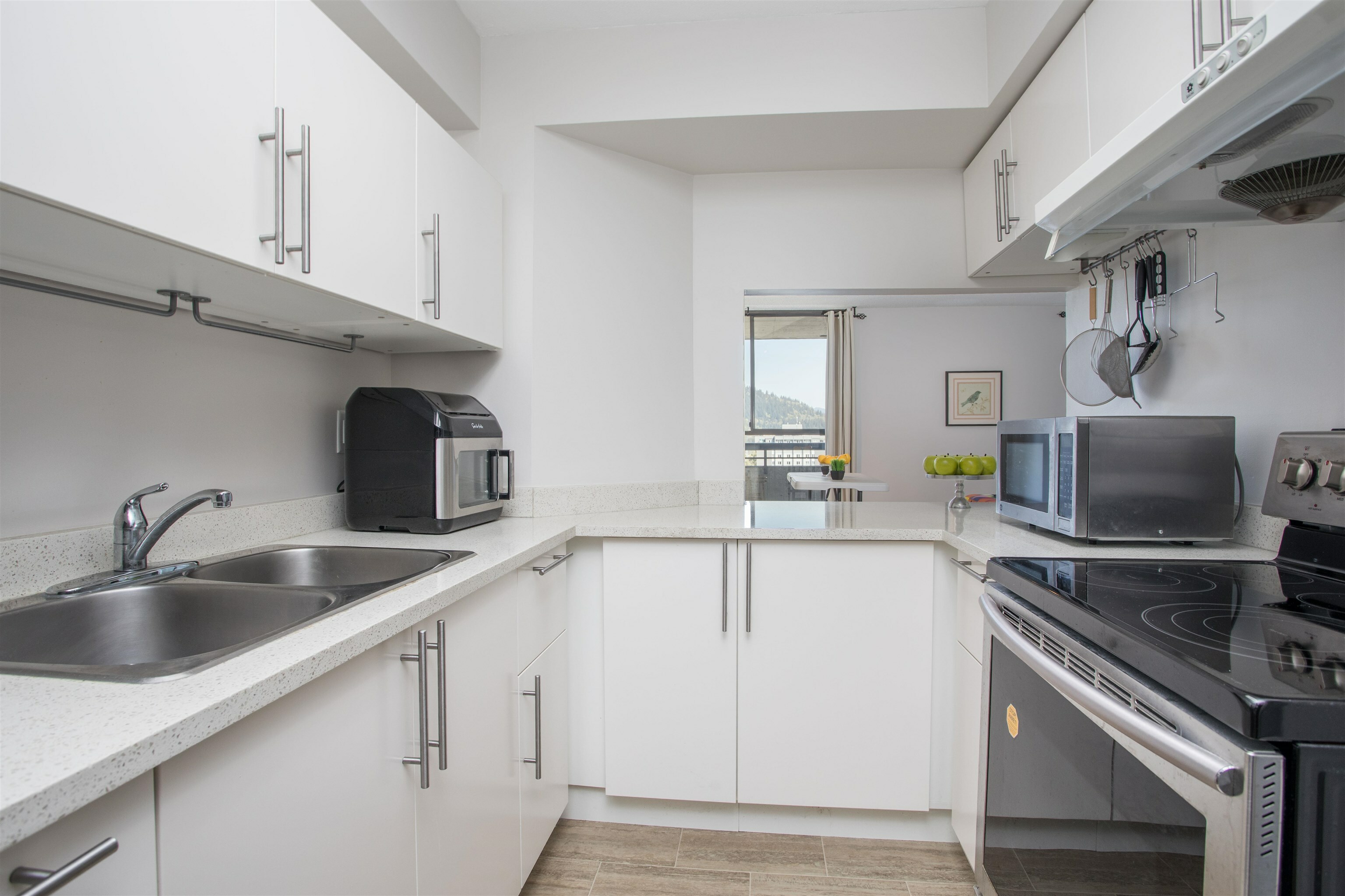 Photo de la propriété: 3737 Bartlett Court 2401 BC V3J 7E3
