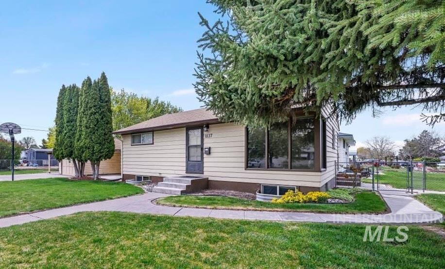 Property Photo:  1037 Sunrise Blvd  ID 83301 