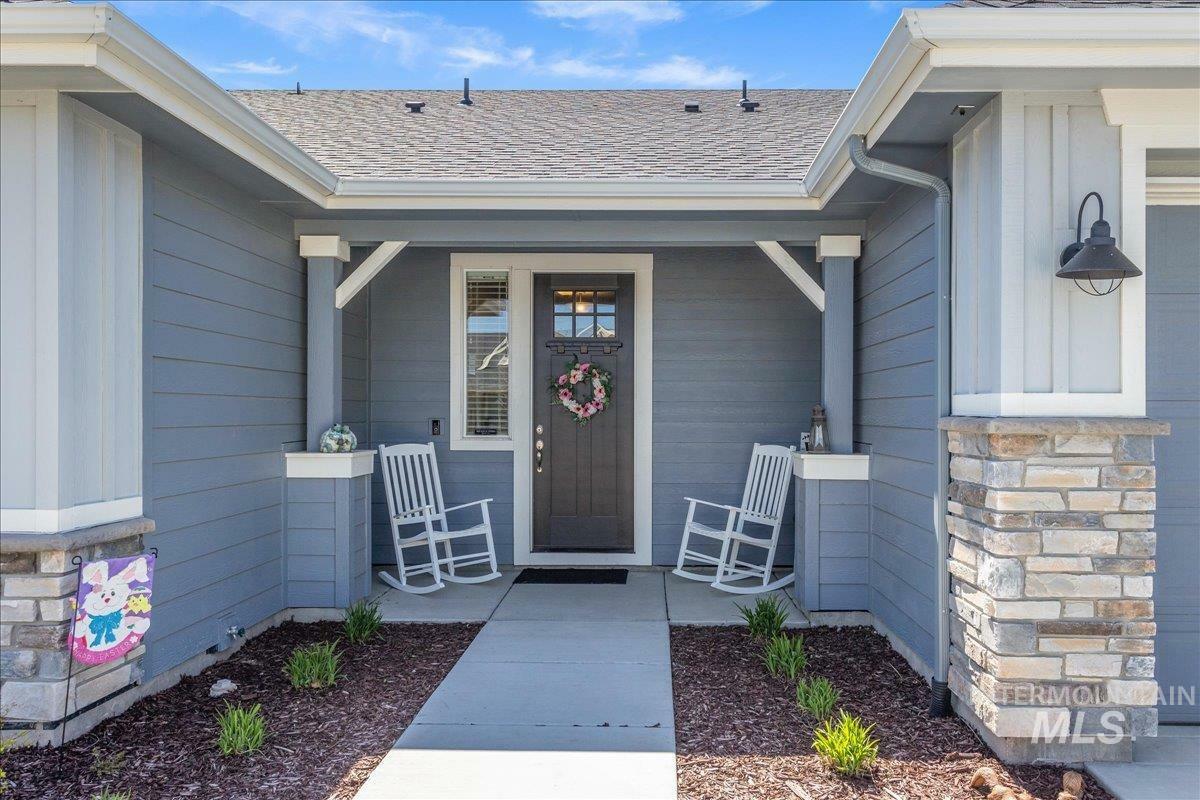 Property Photo: 997 E Sweet Pearl St ID 83634-3572