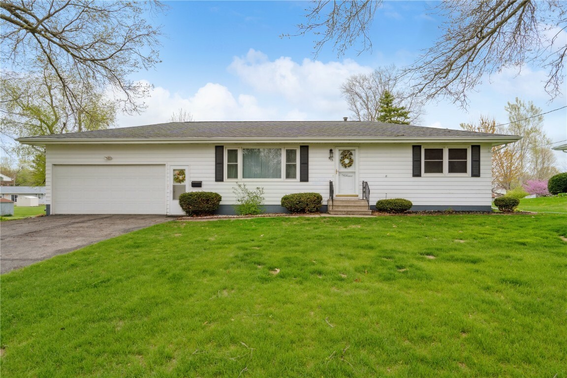 Property Photo: 913 E 2nd St IA 52349