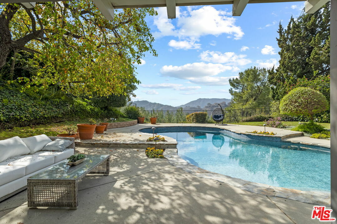2501 La Condesa Dr  Los Angeles CA 90049 photo