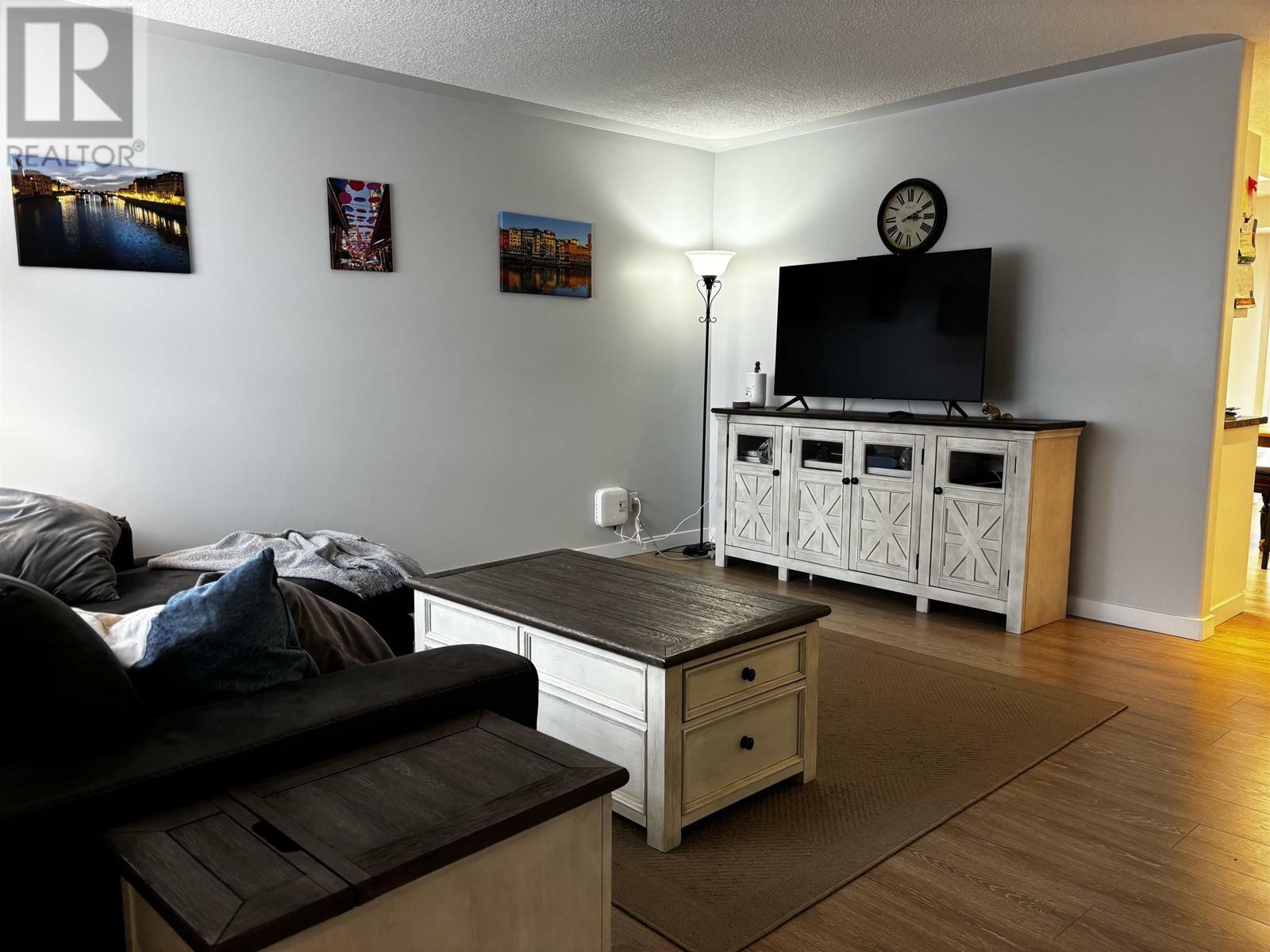 Photo de la propriété:  9011 99 Avenue  BC V1J 5S2 