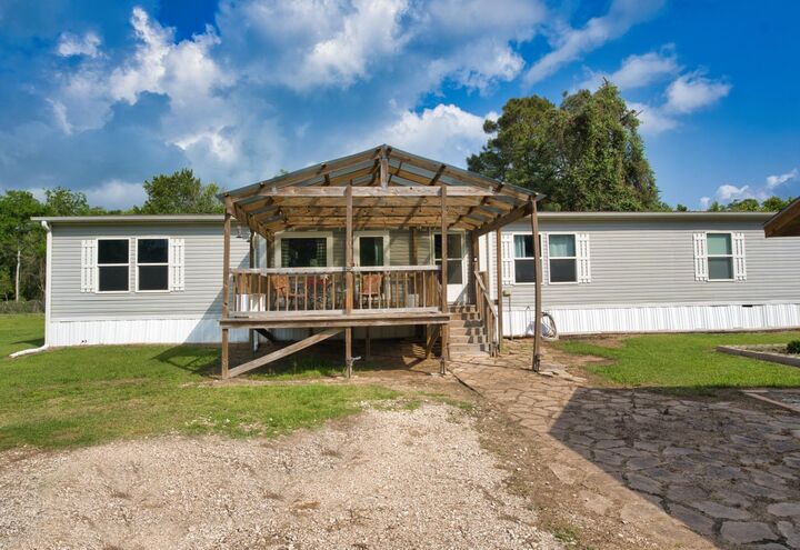 Property Photo:  555 County Road 728B  TX 77480 