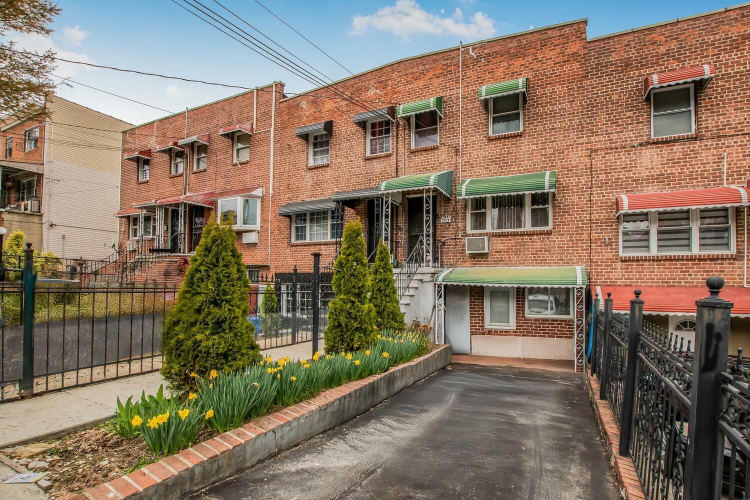 Property Photo: 1019 E 228th Street NY 10466