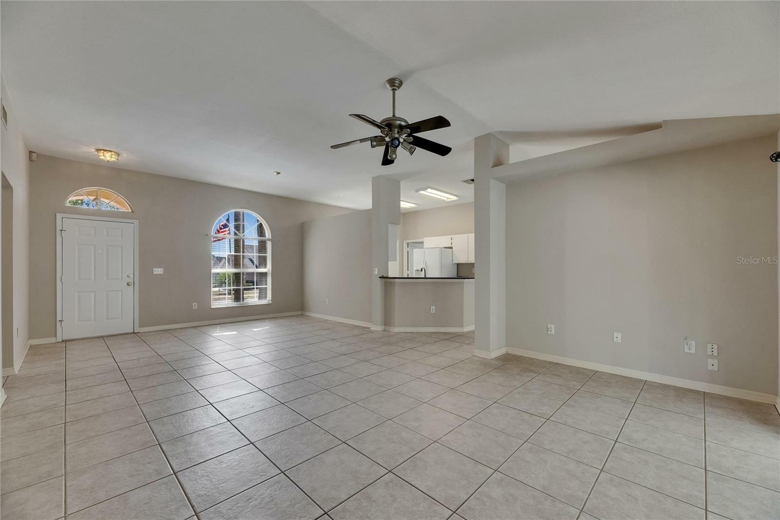 Property Photo: 812 Amethyst Way FL 33594