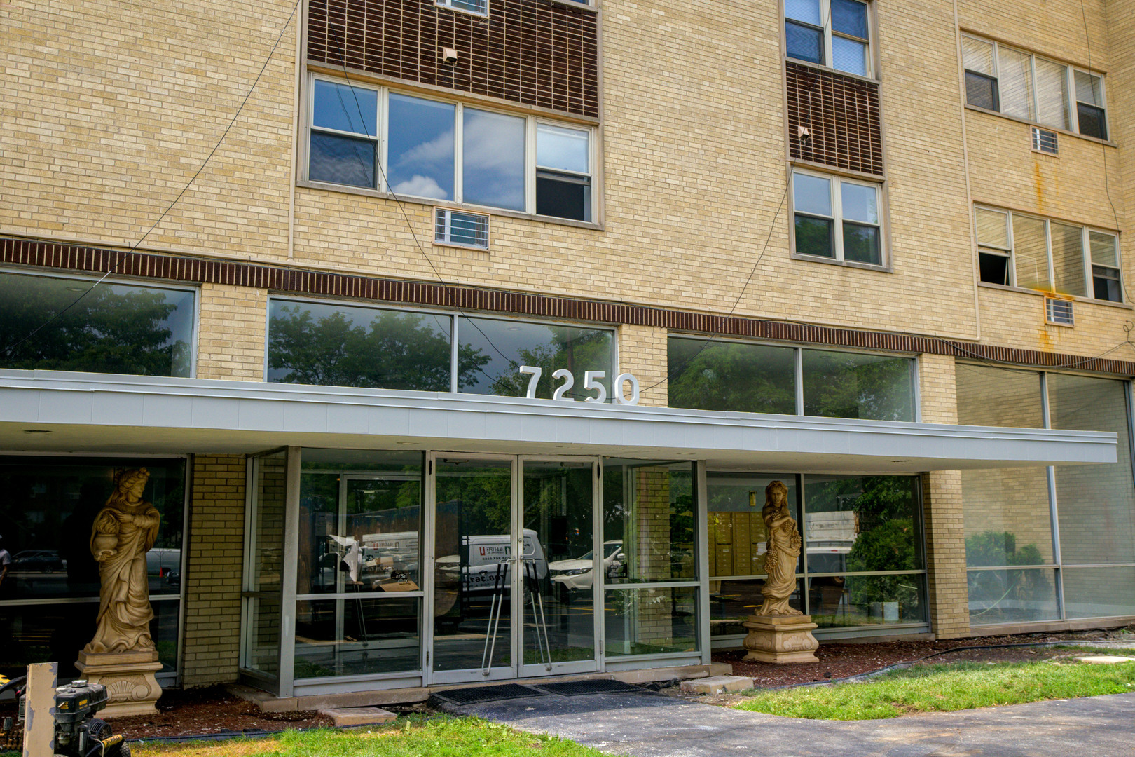 Property Photo:  7250 N Western Avenue 513  IL 60645 