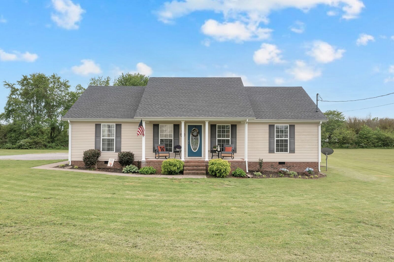 Property Photo: 110 Broomsage Cir TN 37180