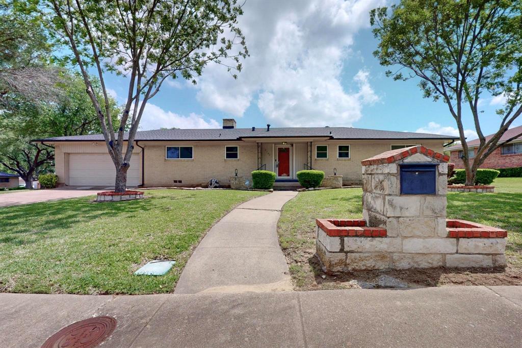 Property Photo: 2740 Maceo Circle TX 75216
