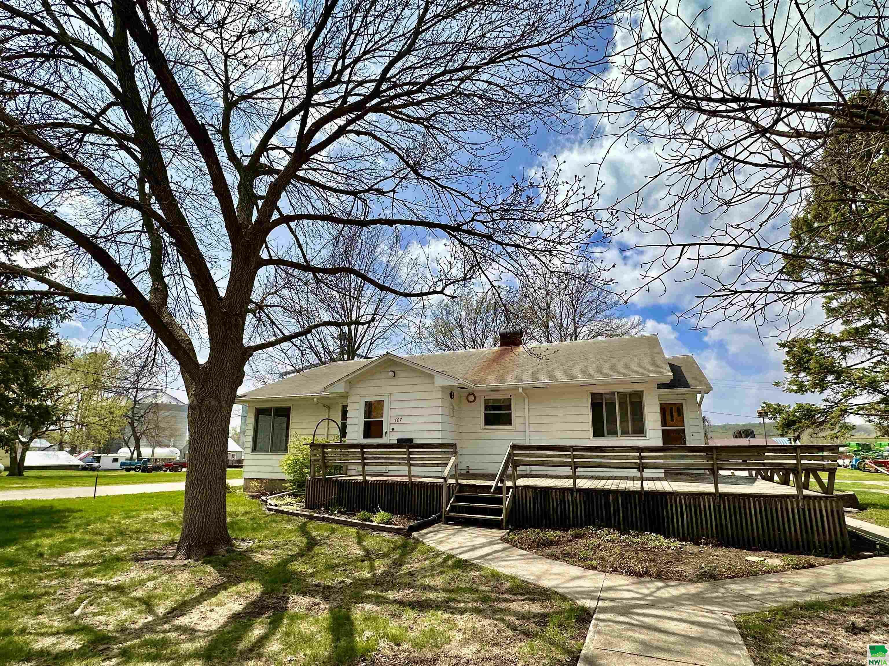 Property Photo:  707 Driftwood Street  IA 51016 