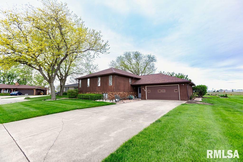 Property Photo: 410 W Belaire Court IL 61742