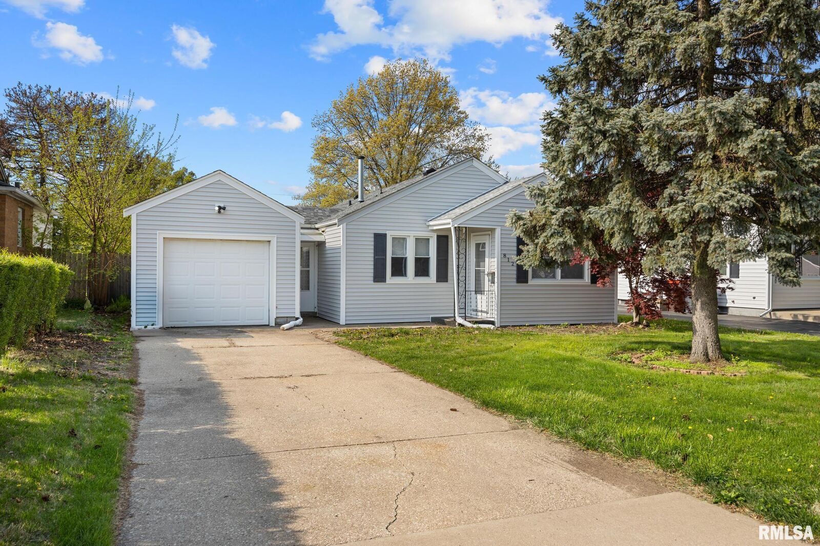 Property Photo: 812 W Ridge Road IL 61614